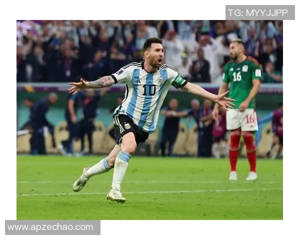 足球巨星激情欢呼点燃赛场瞬间全场观众热情回应共谱荣耀时刻 足球巨星激情欢呼点燃赛场瞬间全场观众热情回应共谱荣耀时刻