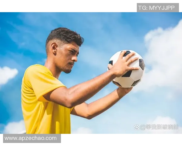 不同足球巨星风采全景展示 各自成就与球场传奇细述 不同足球巨星风采全景展示 各自成就与球场传奇细述