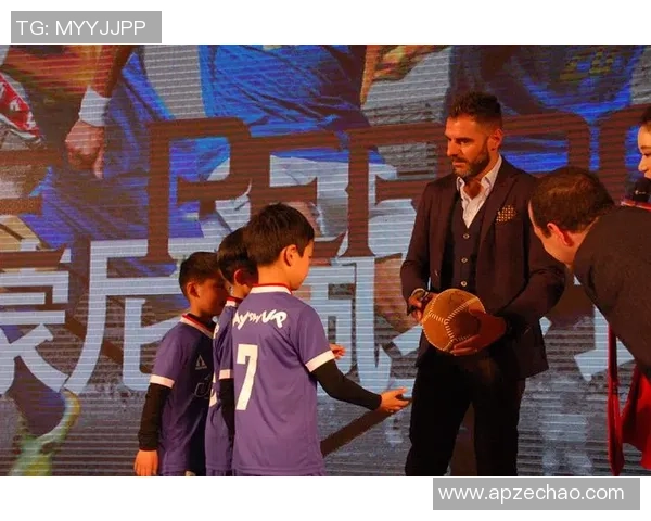 90年代足球巨星转型教练的幕后故事与执教风采解析 90年代足球巨星转型教练的幕后故事与执教风采解析