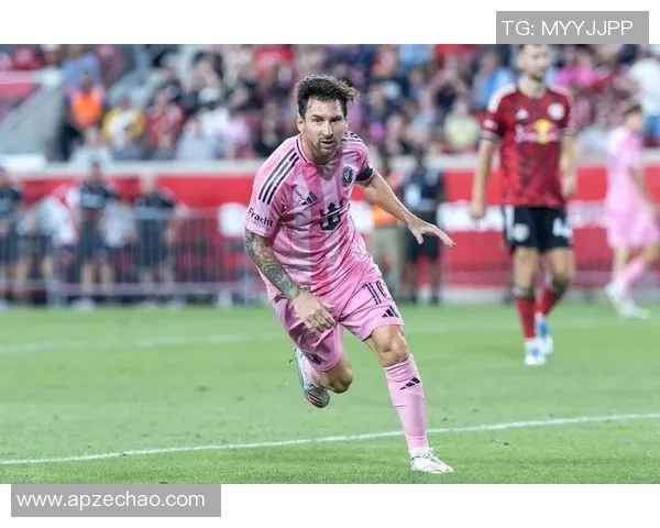 足球巨星们的巅峰对决:从梅西到C罗的时代变迁与足坛传奇故事 足球巨星们的巅峰对决:从梅西到C罗的时代变迁与足坛传奇故事